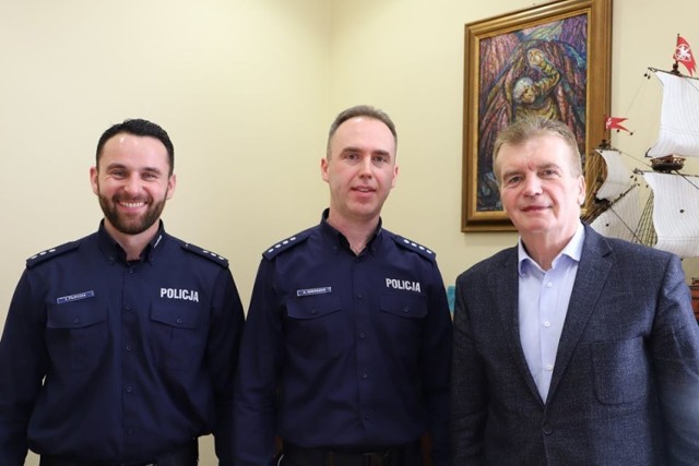 P.o. szefa usteckiej policji nadkom. Adam Szerszeń (w środku), jego zastępca kom. Łukasz Filipczak i burmistrz Jacek Graczyk