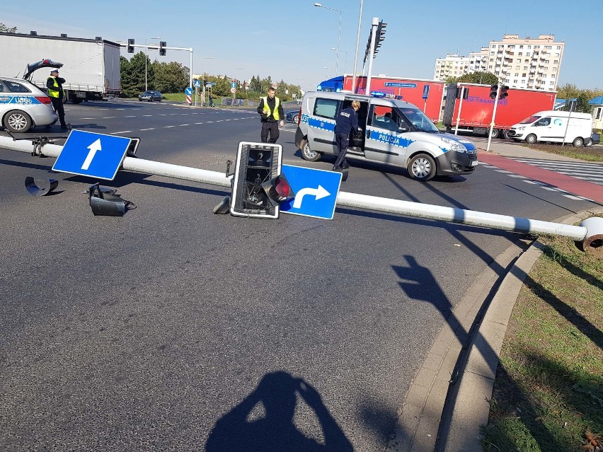 Sygnalizacja runęła na drogę blokując DK5 w Lesznie