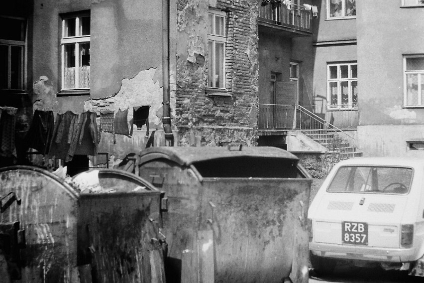 Tyły kamienic przy ulicy Baldachówka.  2 maja 1981 r.