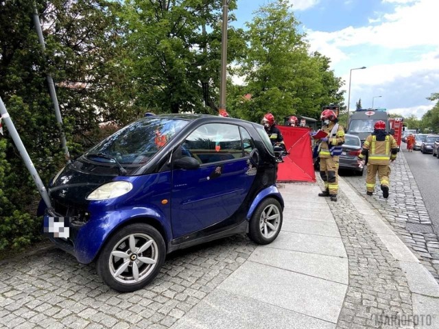 Jadący ul. Piastowską w Opolu kierowca smarta zasłabł, wjechał na chodnik i uderzył w reklamę.