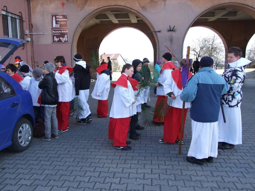 Wielkanoc. To czas radości, ale i zadumy. A na naszych ulicach można spotkać wiernych z palmami