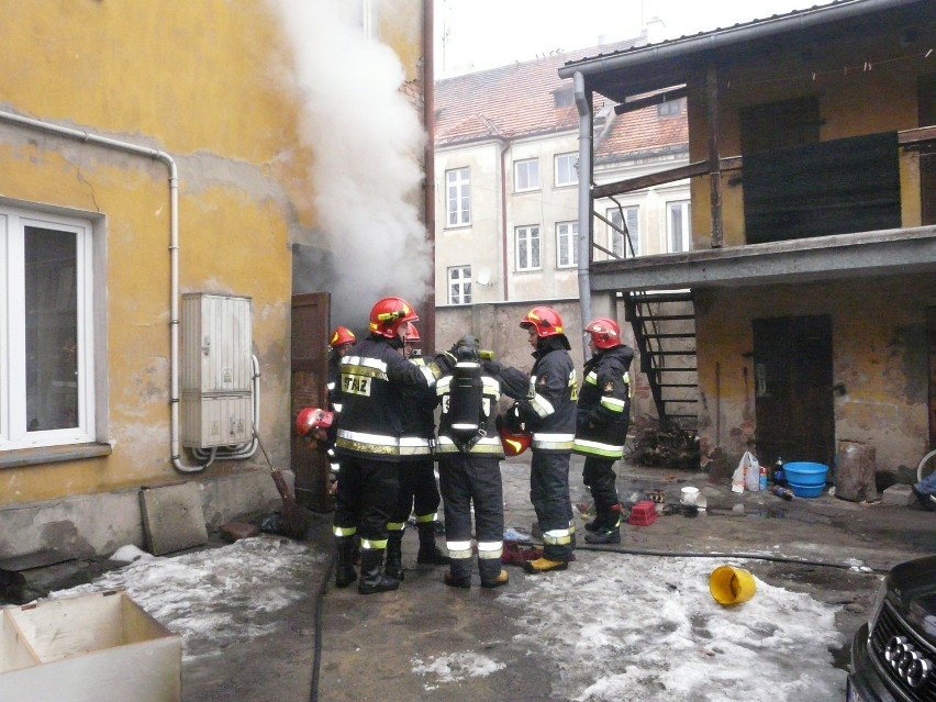 Pożar kamienicy w centrum Rawy Mazowieckiej