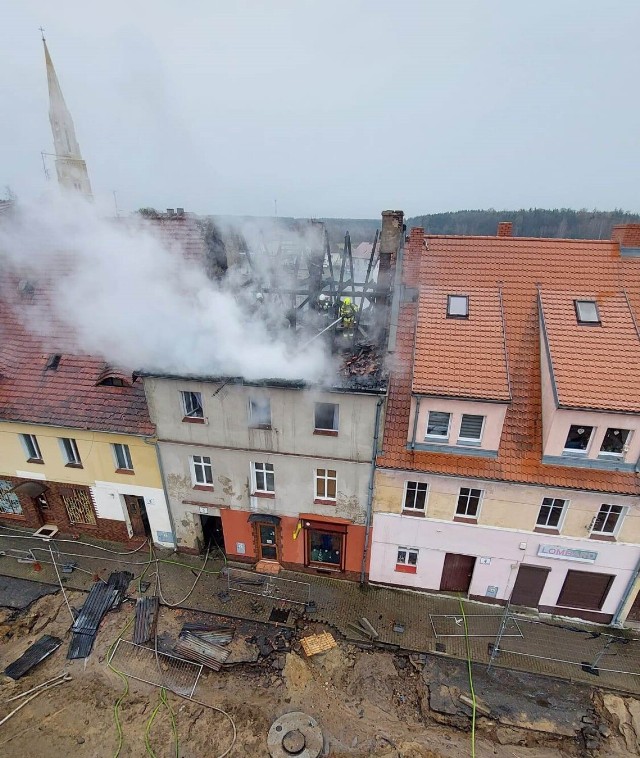 Ogień zniszczył dach i część klatki schodowej kamienicy w Przemkowie