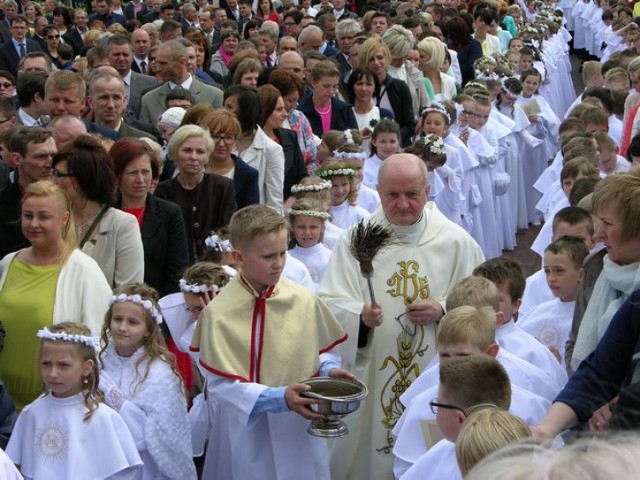 Komunie 2014 w Skierniewicach trwają. W niedzielę, 11 maja, w kościele na osiedlu Widok do pierwszej komunii świętej przystąpiło prawie 140 dziewcząt i chłopców.