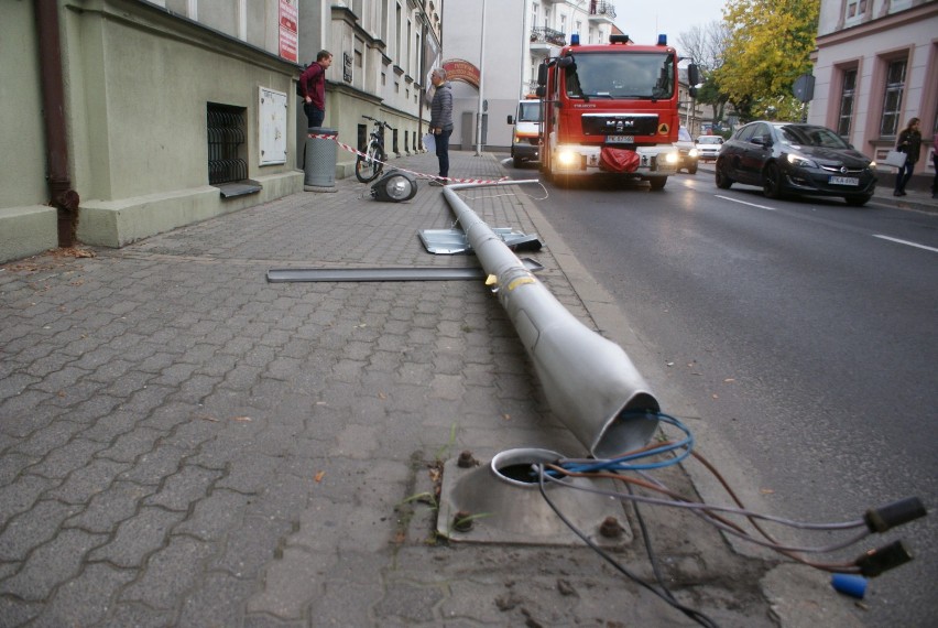 Wypadek w Kaliszu. Młody kierowca ściął latarnię i uderzył w ścianę gmachu PWSZ przy Nowym Świecie. ZDJĘCIA