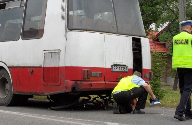 Pod autobusem zaklinował się rower