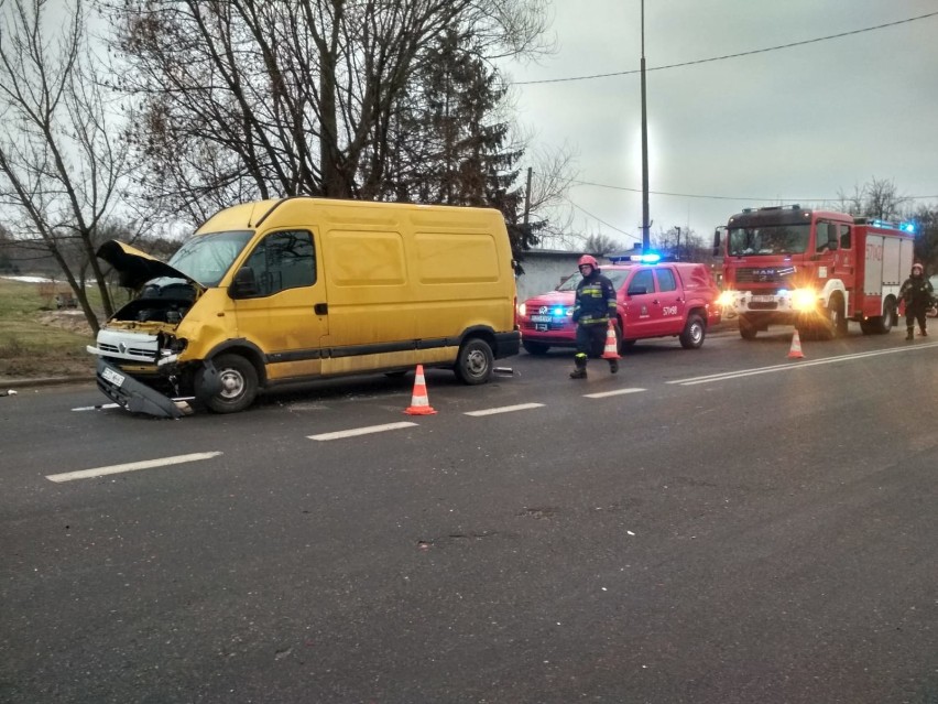 Dwa wypadki od rana na ul. Łaskiej. Autobus w latarnię i zderzenie dwóch aut