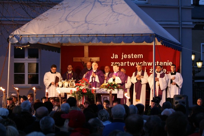 Msza Św odprawiona za zmarłych w katastrofie smoleńskiej na wolsztyńskim Rynku 12.04.2010