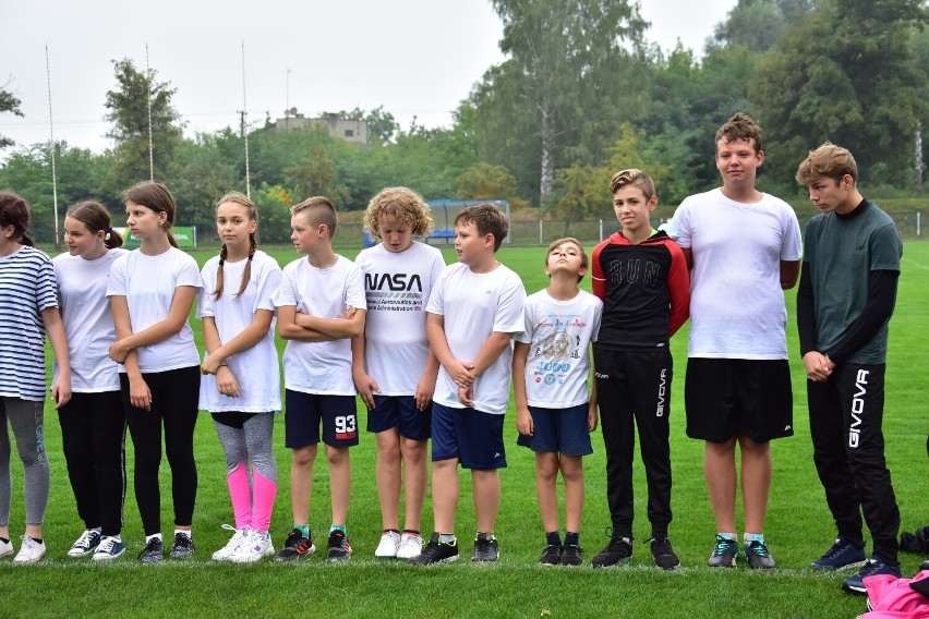 Festiwal sztafet na żnińskim stadionie.