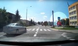 Bandyckie zachowanie kierowcy auta przy szkole w Bydgoszczy [zobacz wideo]