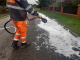 Cuchnący problem w Wieluniu. Osad pościekowy wyciekł na ulice