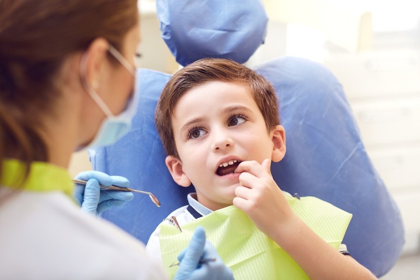 Gdzie się leczyć 2023? Za leczenie zębów nie musisz płacić. Masz prawo do opieki stomatologicznej w ramach NFZ. Sprawdź, w jakim zakresie