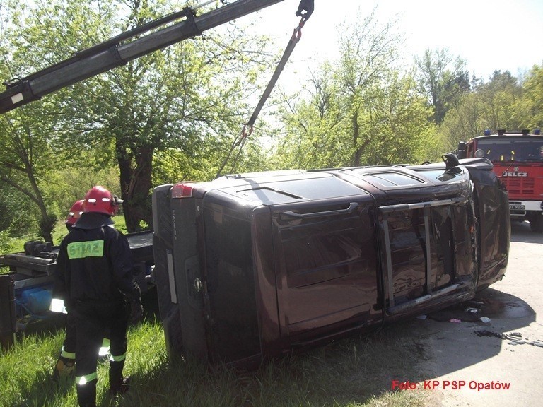 Wypadek w Biedrzychowie. Dachowało auto [zdjęcia]