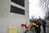 Rocznica wysiedlenia mieszkańców Osiedla Montwiłła-Mireckiego w Łodzi. Składali kwiaty pod tablicą [ZDJĘCIA]