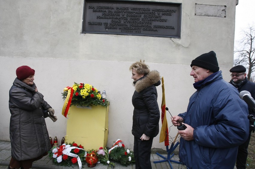 Rocznica wysiedlenia mieszkańców Osiedla Montwiłła-Mireckiego w Łodzi. Składali kwiaty pod tablicą [ZDJĘCIA]