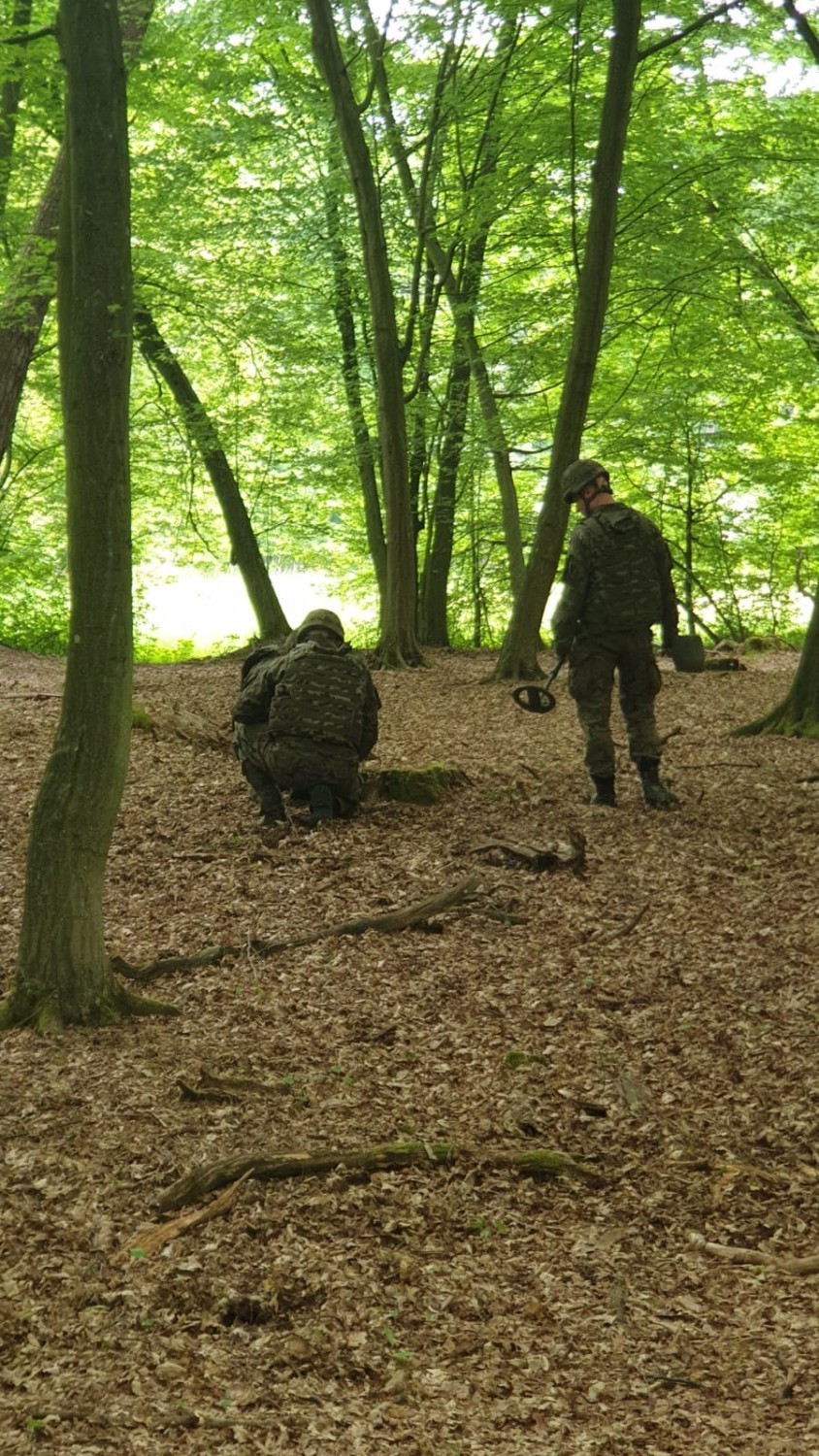 Rawicz. Biegacz natknął się na granat w lesie. Policjanci zabezpieczyli niebezpieczne znalezisko [ZDJĘCIA]