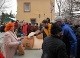 Wigilia dla samotnych i potrzebujących z rodziną Dębców. Potrzebujący odebrali paczki [ZDJĘCIA]