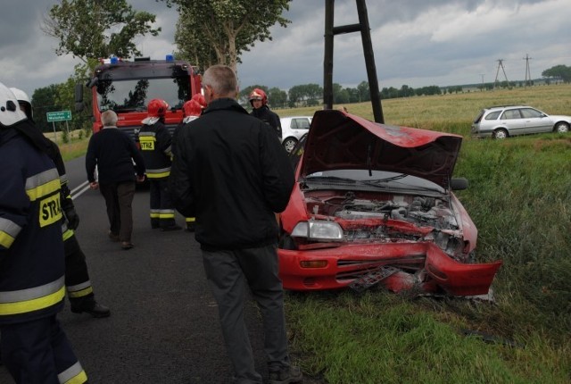 Pod Wolsztynem babcia z wnuczkiem wjechała w drzewo