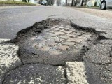 Droga na odcinku Kościerzyna - Nowa Karczma to same dziury! Można uszkodzić koło i zawieszenie  