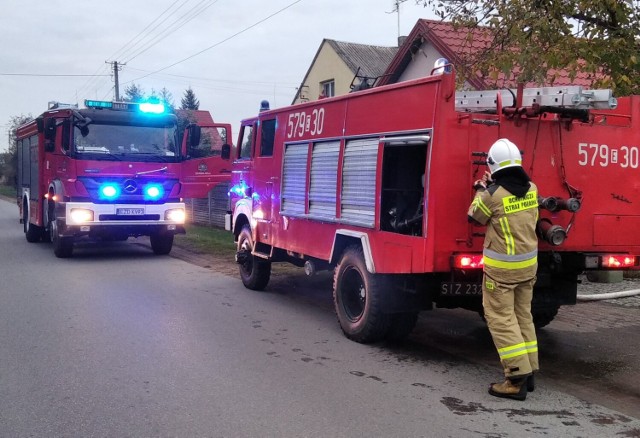 Pożar w Pstrokoniach. W akcji ratowniczej brały udział trzy jednostki straży pożarnej
