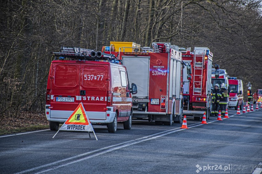 23-latek wypadł z drogi na trasie Krotoszyn-Ostrów Wlkp. i dachował. Trafił do szpitala w Krotoszynie [ZDJĘCIA]