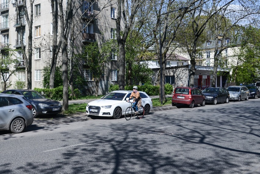 "Masakra na Saskiej Kępie"? Zlikwidowano nielegalne miejsca parkingowe. W sieci wybuchła burza w tej sprawie