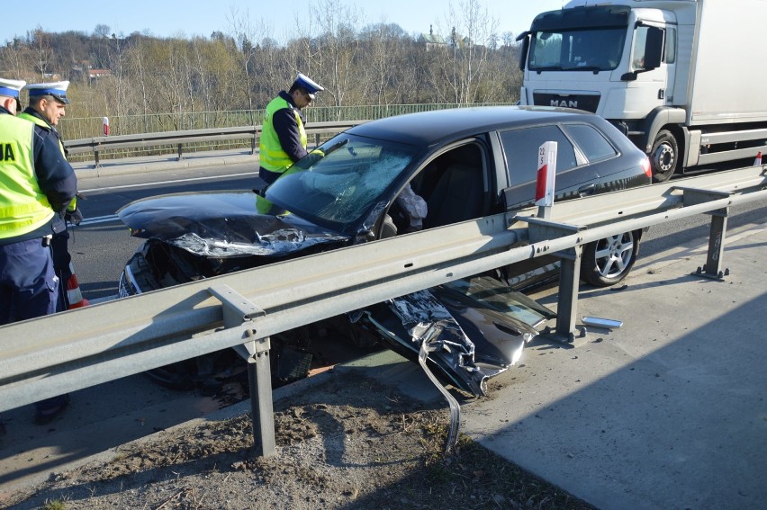 Dostawczy bus i osobowe audi kompletnie skasowane po zderzeniu na drodze krajowej w Siedlcu/Targowisku