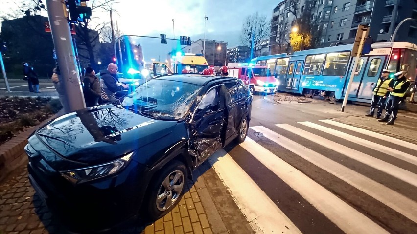 Przez kolizję pojazdu osobowego z tramwajem powstały duże...