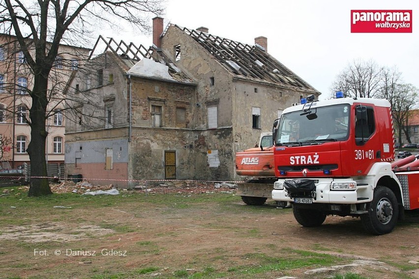 Wałbrzych - Sobięcin. Zawalenie kamienicy. Straż przeszukała rumowisko. [ZDJĘCIA] 