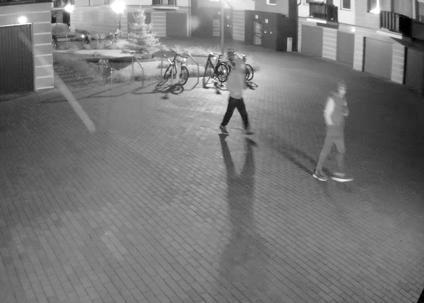 Kradzież trzech rowerów na Rysiej we Włocławku. Rozpoznajesz te osoby ? [zdjęcia]