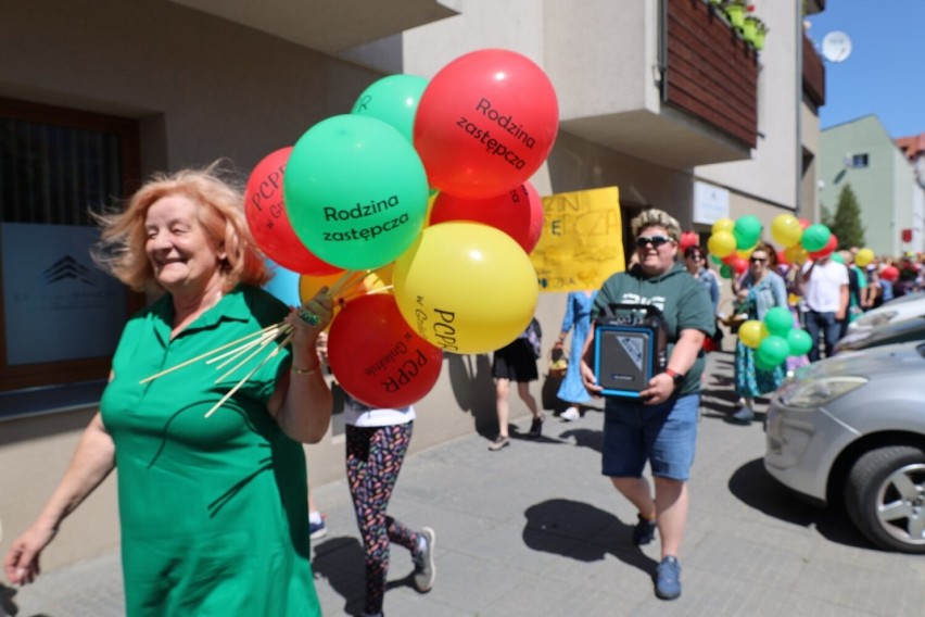 Kolorowy marsz przeszedł ulicami Gniezna. Promowali rodzicielstwo zastępcze [FOTO]