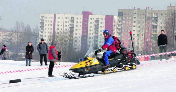 NA GÓRCE ŚRODULSKIEJ CZEKAJĄ ARMATY...
Oczywiście armaty śnieżne. Jednak zimie się nie spieszy, a bez temperatury poniżej zera górka nie może być naśnieżana. Kiedy możemy spodziewać się białego puchu?