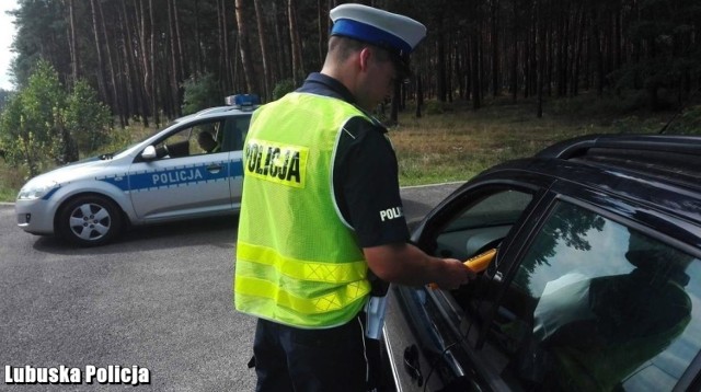 Nowosolscy policjanci w niedzielę (17 czerwca), zatrzymali prawo jazdy aż sześciu kierowcom, którzy nadmiernie przekroczyli prędkość w terenie zabudowanym. 

Policjanci z Nowej Soli patrolują drogi, gdzie najczęściej dochodzi do kolizji i wypadków. Zaostrzone sankcje stosowane są zwłaszcza do kierujących, którzy przekraczają dozwoloną prędkość. Jej rażące przekraczanie o ponad 50 km/h w terenie zabudowanym, kierowanie samochodem w stanie nietrzeźwości czy powodowanie zagrożenia bezpieczeństwa w ruchu drogowym są podstawą do zatrzymania prawa jazdy. 

Jak poinformowała st. sierż. Justyna Sęczkowska z Komendy Powiatowej Policji w Nowej Soli, w minioną niedzielę (17 czerwca) aż sześciu kierowców straciło prawo jazdy za nadmierną prędkość. Konsekwencją tego nieodpowiedzialnego zachowania było zatrzymanie uprawnień do kierowania na okres trzech miesięcy, mandat i punkty karne.

Zobacz też: Pijany kierowca miał problemy z zaparkowaniem pod komendą policji w Gorzowie


