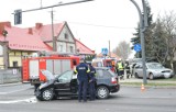 Uwaga! W Racocie na krzyżówce zderzyły się dwie osobówki FOTO