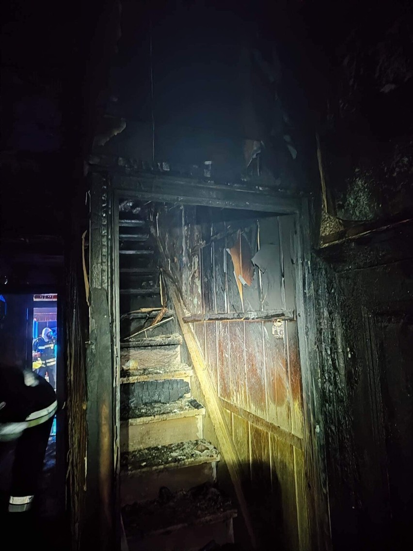 Pożar domu w Rogoźnie. W budynku mieszkała 5-osobowa rodzina