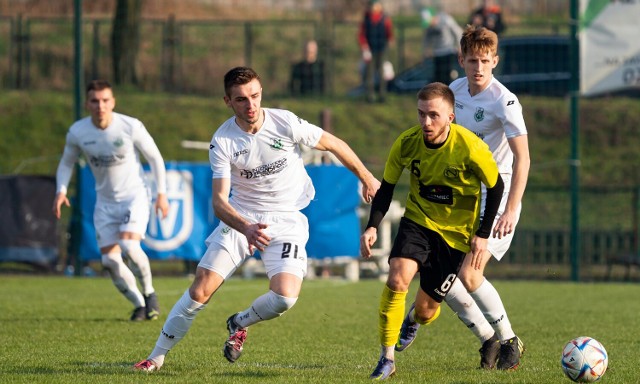 W meczu na szczycie IV ligi Noteć Czarnków (w białych strojach) zremisowała u siebie z Nielbą Wągrowiec 1:1, zachowując w ten sposób pierwsze miejsce w rozgrywkach