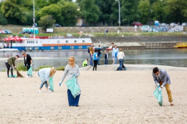 Barefoot Projekt Czysta Plaża 2015 w Sopocie. W sobotę, 18 lipca, o godzinie 10.00  wszyscy chętni spotykają się na plaży przy Tropikalnej Wyspie (wejście na plażę nr 28