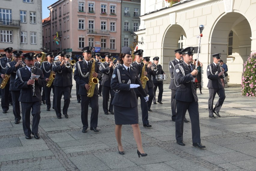Flash mob w wykonaniu wojskowej orkiestry na Głównym Rynku w...