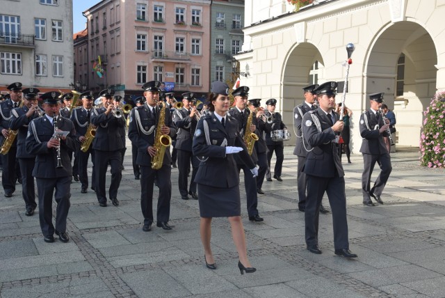 Flash mob w wykonaniu wojskowej orkiestry na Głównym Rynku w Kaliszu