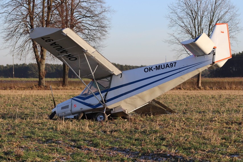 Awaryjne lądowanie ultralekkiego samolotu na polu w Dębowej...