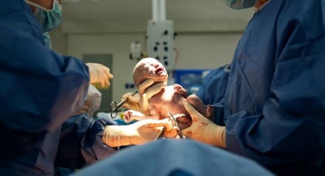 Pacjentki, którym zbliża się termin porodu proszą o interwencję w sprawie przywrócenia porodów rodzinnych w szpitalu na Bielanach. Takie porody zostały już przywrócone w Chełmży i Bydgoszczy, a u nas nie. Dlaczego? - pytają przyszłe mamy. Rzecznik toruńskiego szpitala mówi, że w szpitalu, który taki porody propagował i propaguje, teraz najważniejsze jest bezpieczeństwo.

>>>>>>CZYTAJ DALEJ