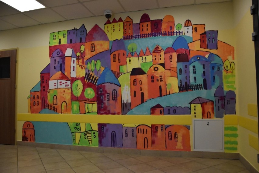 Bolszewo. Ściany Szkoły Podstawowej zdobią kolorowe rysunki| ZDJĘCIA