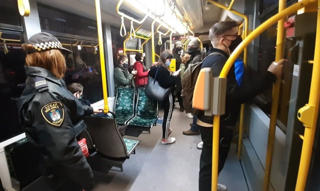 Poznańscy strażnicy miejscy sprawdzają pasażerów, jeżdżących tramwajami i autobusami MPK, a także tych oczekujących na przystankach, czy noszą maseczki. 

Zobacz więcej --->