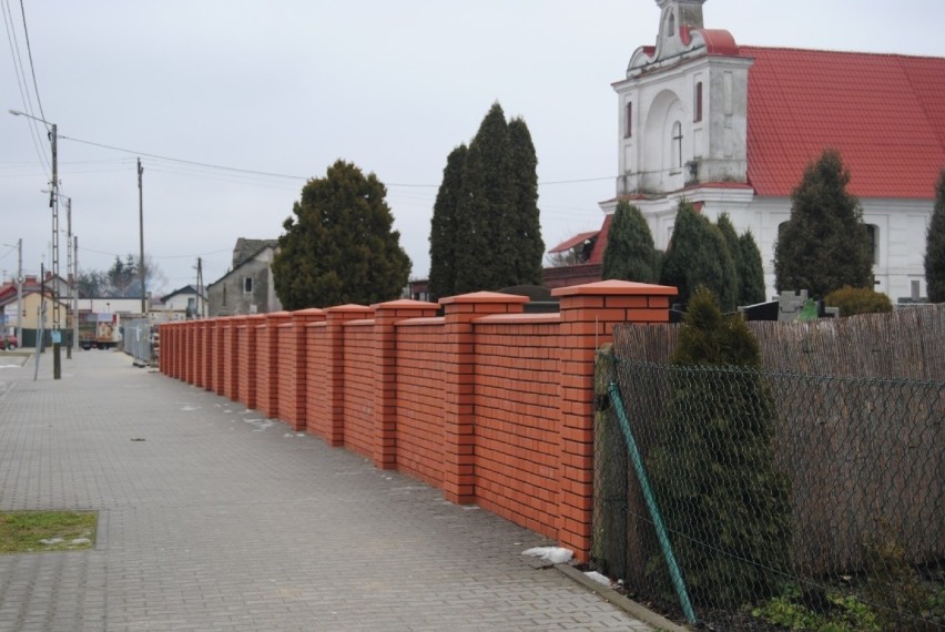 Od jesieni ubiegłego roku trwa remont muru cmentarza parafii...