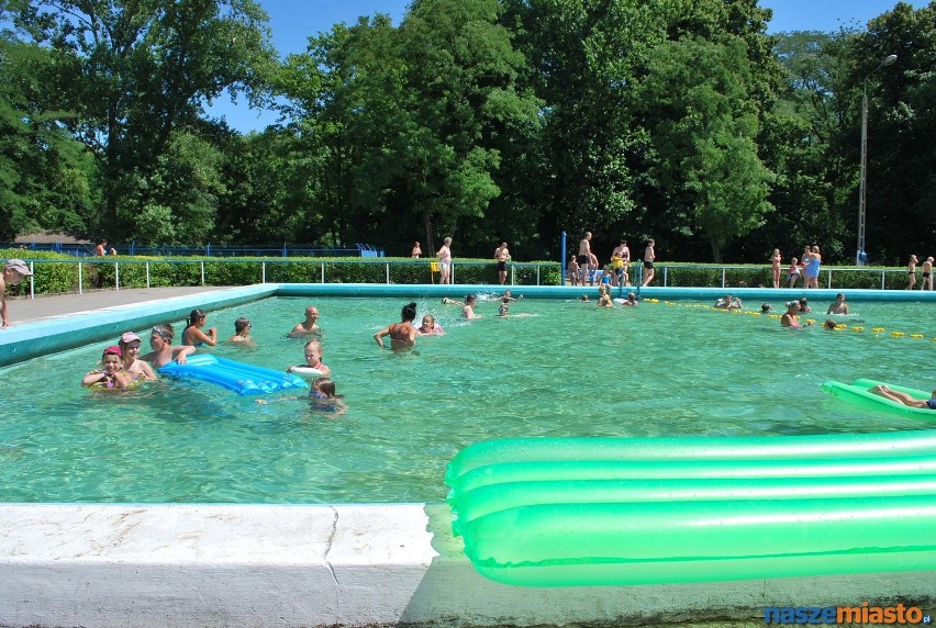 Wejściówka na basen odkryty w Lesznie kosztuje 3.30 zł.
