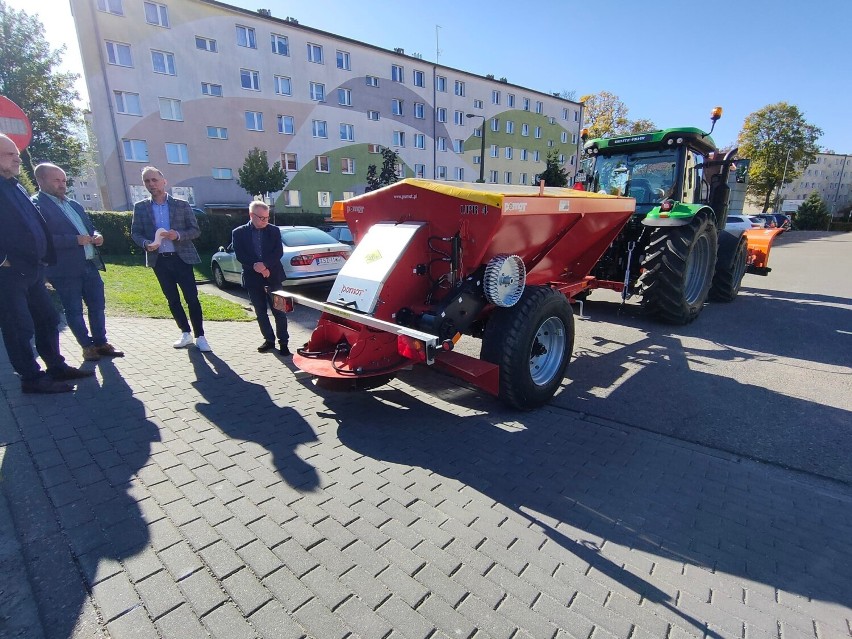 Zima coraz bliżej. Nowy sprzęt dla Zarządu Dróg Powiatowych w Szczecinku [zdjęcia]