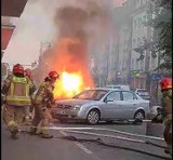 Pożar peugeota na Warszawskiej we Włocławku. Zdjęcia, wideo