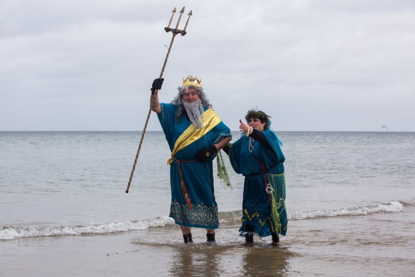 01.01.2019. Noworoczne morsowanie na plaży w Jelitkowie