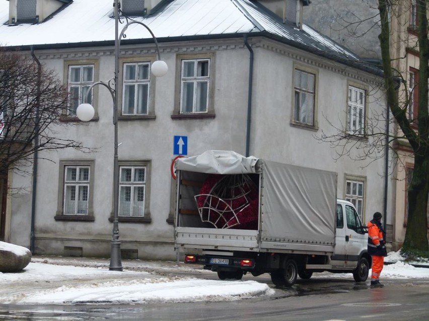 Demontują ozdoby świąteczne. Uwaga na utrudnienia w ruchu