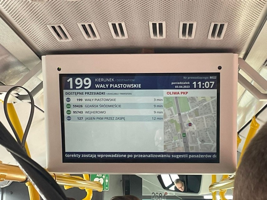 Informacja o przesiadkach w autobusach i tramwajach. Miasto...